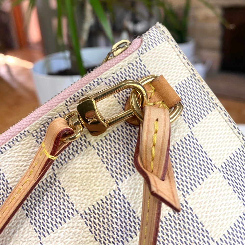 ❤️authentic pouch - Picture 9 of 14